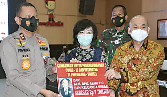 SIMBOLIS: Dokter pribadi keluarga Akidi Tio, Hardi Darmawan, menyampaikan hibah ke Kapolda Sumsel Irjen Indra Heri. (DIVHUMAS FOR JAWA POS)