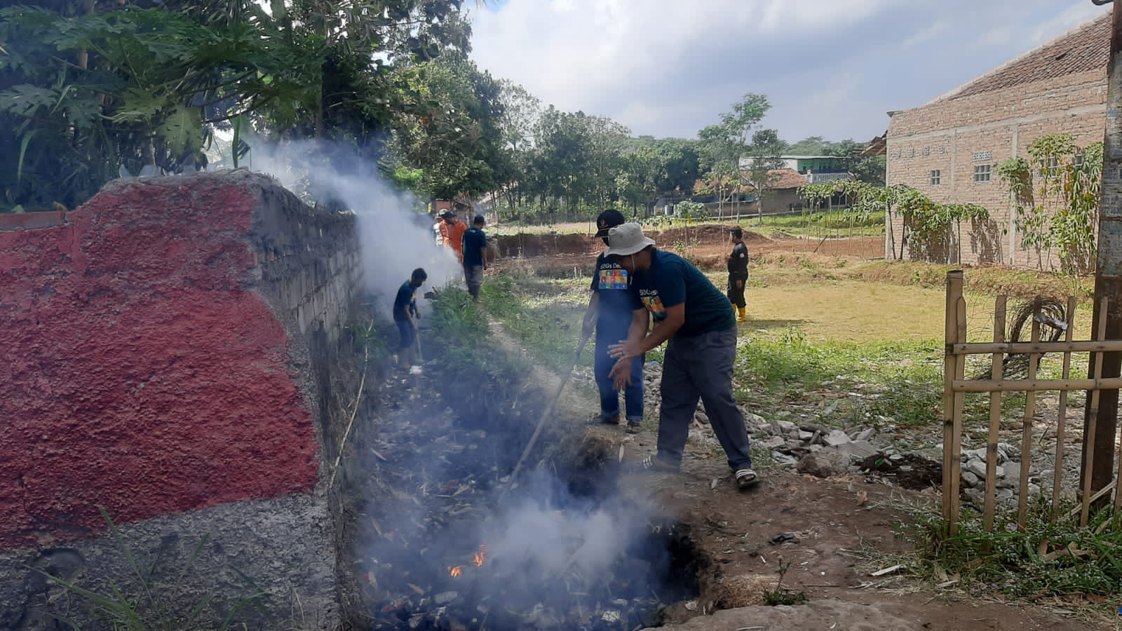 Perangkat Desa Cicalengka Wetan bersama warga gotongroyong membersihkan sampah di perbatasan, Sabtu (14/8).