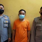 Petugas Polres Indramayu menunjukkan pemuda yang ditangkap akibat komentar bernada sinis di media sosial terkait dengan vaksinasi. (ANTARA/HO-Satreskrim Polres Indramayu)