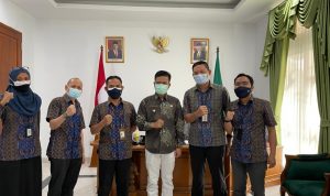 FOTO BERSAMA: Bupati Bandung Bapak Dadang Supriatna bersama , Manager PLN UP3 Majalaya Abbas Saleh bersama Manager Keuangan dan Umum, Paroloan Siahaan,usai pertemuan.