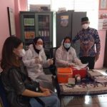 Tenaga kesehatan yang tergabung dalam program D'Vajar mendatangi rumah warga untuk mempercepat vaksinasi. Foto: ist
