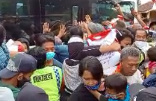 Warga berebut bantuan sembako dari Presiden Jokowi. Foto: Dedi Haryadi/radarcirebon.com