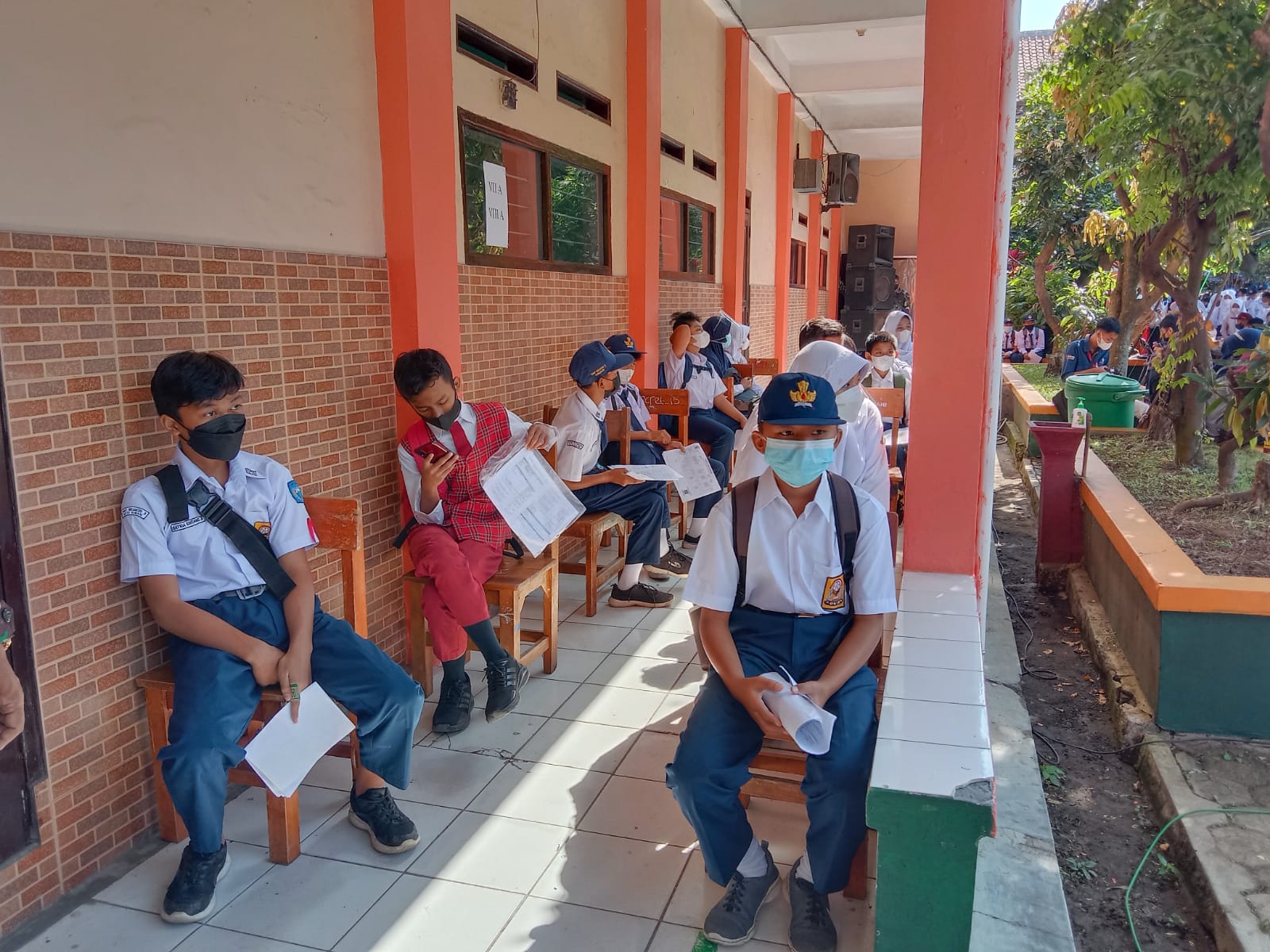 Siswa SMPN 3 Cimahi menunggu antrian untuk pendaftaran vaksinasi dosis pertama, Sabtu (28/8)(Intan Aida/Jabar Ekspres)
