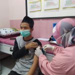 Vaksinasi seorang warga di Cimahi. (dok: Jabarekspres)