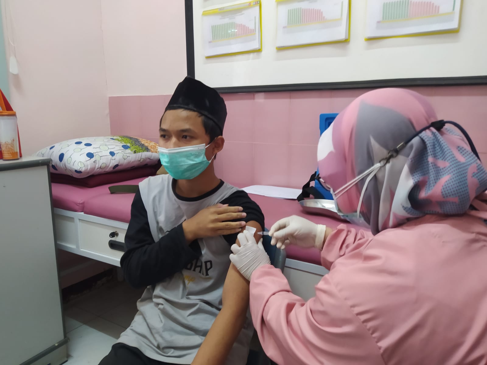 Vaksinasi seorang warga di Cimahi. (dok: Jabarekspres)