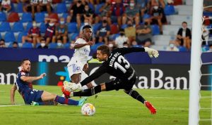 Vinicius Jr (putih) menyelamatkan Real Madrid dari kekalahan di kandang Levante. Foto: diambil dari Marca.