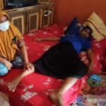 Ahmad Solihin warga Kampung Citapen, Desa Sukaratu, Kecamatan Bojongoicung, Cianjur, Jawa Barat, mengalami lumpuh setelah mendapat vaksinasi kedua. ANTARA POTO. (ANTARA/Ahmad Fikri)
