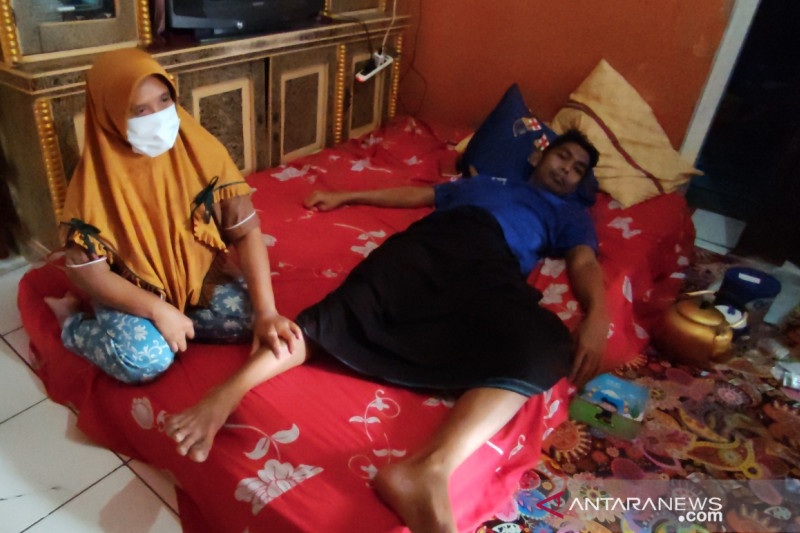 Ahmad Solihin warga Kampung Citapen, Desa Sukaratu, Kecamatan Bojongoicung, Cianjur, Jawa Barat, mengalami lumpuh setelah mendapat vaksinasi kedua. ANTARA POTO. (ANTARA/Ahmad Fikri)
