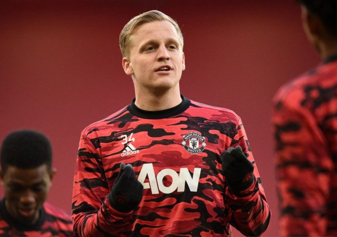 Gelandang Manchester United asal Belanda Donny van de Beek melakukan pemanasan jelang laga perempat final leg dua Europa League melawan Granada di Stadion Old Trafford, Manchester, 15 April 2021. (ANTARA/AFP/OLI SCARFF)