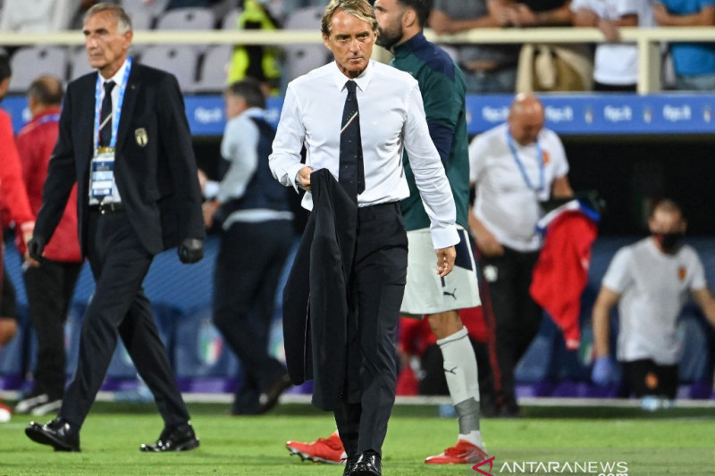 Pelatih Italia Roberto Mancini berjalan usai timnya bermain imbang 1-1 melawan Bulgaria pada pertandingan Grup C kualifikasi Piala Dunia 2022 di Stadion Artemio-Franchi, Florence, Italia, 2 September 2021. (ANTARA/AFP/ALBERTO PIZZOLI)