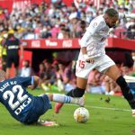 Penyerang Sevilla Youssef En-Nesyri (kanan) berusaha melewati hadangan bek Espanyol Aleix Vidal dalam pertandingan lanjutan Liga Spanyol di Stadion Ramon Sanchez Pizjuan, Sevilla, Spanyol, Sabtu (25/9/2021) waktu setempat. ANTARA/AFP/CRISTINA QUICLER.