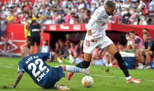 Penyerang Sevilla Youssef En-Nesyri (kanan) berusaha melewati hadangan bek Espanyol Aleix Vidal dalam pertandingan lanjutan Liga Spanyol di Stadion Ramon Sanchez Pizjuan, Sevilla, Spanyol, Sabtu (25/9/2021) waktu setempat. ANTARA/AFP/CRISTINA QUICLER.