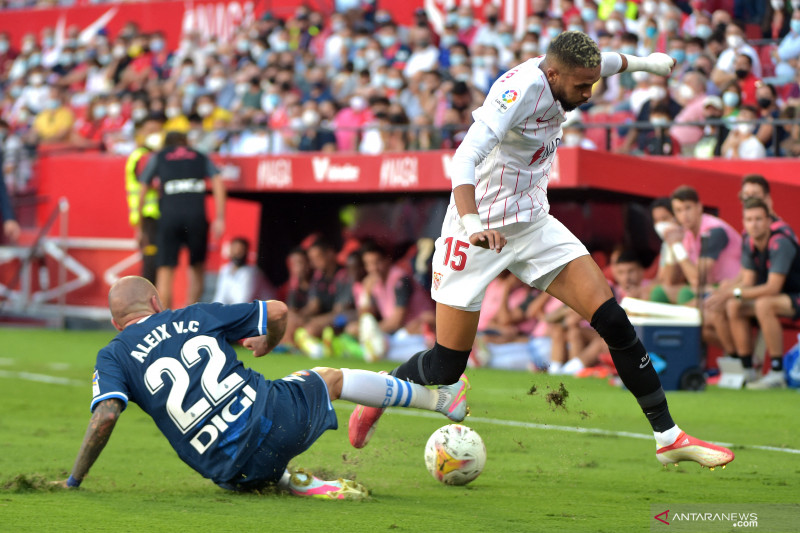 Penyerang Sevilla Youssef En-Nesyri (kanan) berusaha melewati hadangan bek Espanyol Aleix Vidal dalam pertandingan lanjutan Liga Spanyol di Stadion Ramon Sanchez Pizjuan, Sevilla, Spanyol, Sabtu (25/9/2021) waktu setempat. ANTARA/AFP/CRISTINA QUICLER.
