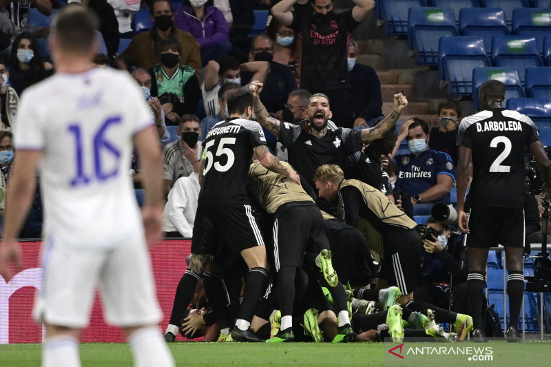 Para pemain Sheriff merayakan gol kedua mereka dalam pertandingan Grup D Liga Champions melawan Real Madrid di Santiago Bernabeu pada 28 September 2021. ANTARA/AFP/JAVIER SORIANO