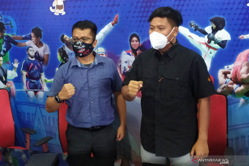 Pelatih Staf Tim Kriket Jawa Barat Hasan Basri dan Asep Firdaus. (ANTARA/Bagus Ahmad Rizaldi)