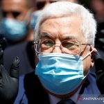 Arsip: Presiden Palestina Mahmoud Abbas, menggunakan masker dan sarung tangan sebagai pelindung diri dari wabah virus corona (COVID-19) saat melakukan kunjungan di Ramallah, Tepi Barat, Palestina, Senin (15/6/2020). ANTARA/REUTERS/Mohamad Torokman/aa.