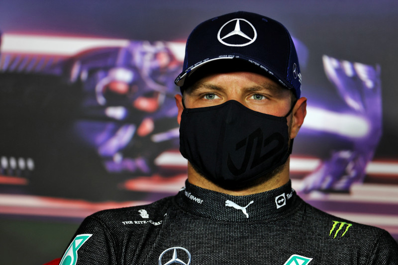 Pebalap Mercedes Valterri Bottas mengenakan masker saat melakukan konferensi pers GP Styria di Red Bull Ring, Styria, Austria, pada 26 Juni 2021. ANTARA/FIA/Handout via REUTERS