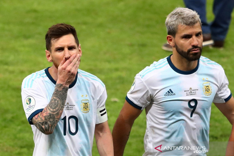 Lionel Messi (kiri) dan Sergio Aguero saat berseragam timnas Argentina. ANTARA/REUTERS/PILAR OLIVARES