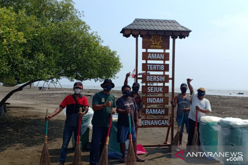 Pengelola tempat wisata membersihkan area mobiltas wisatawan di masa uji coba pembukaan objek wisata di Kabupaten Bekasi, Jawa Barat. (ANTARA/Pradita Kurniawan Syah).
