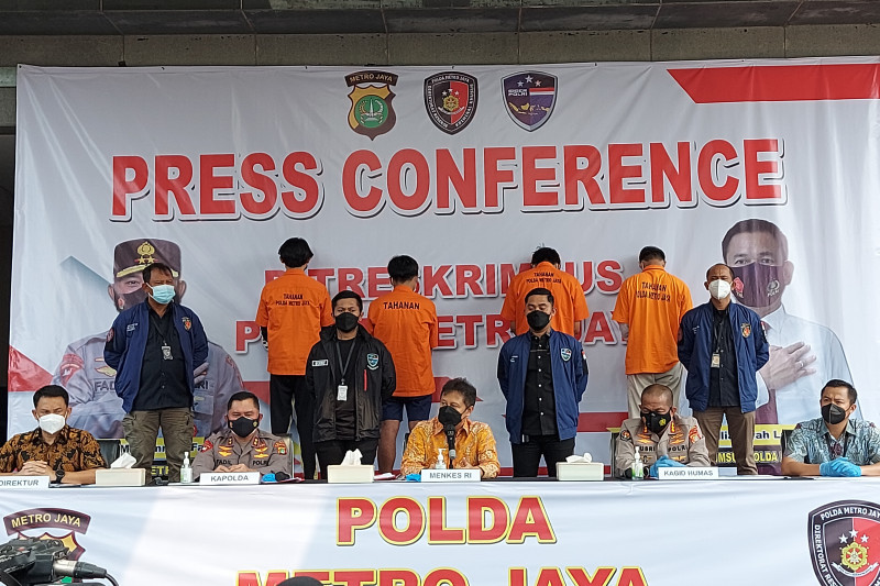 Menteri Kesehatan Budi Gunadi (tengah) dan Kapolda Metro Jaya Irjen Pol Fadil Imran (kedua kiri) berikan keterangan dalam pengungkapan tindak pidana pemalsuan sertifikat vaksinasi Covid-19 yang terintegrasi dengan aplikasi pedulilindungi.id dalam jumpa pers di Polda Metro Jaya, Jumat (3/9). ANTARA/Fianda Sjofjan Rassat
