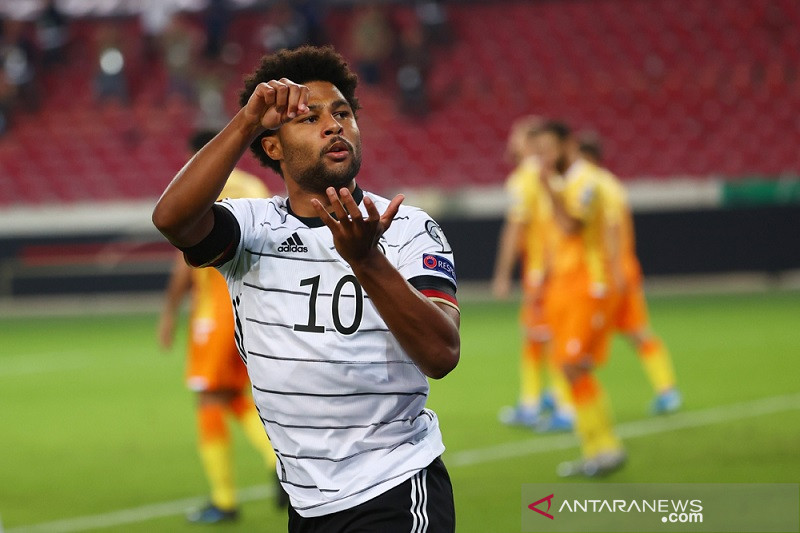 Penyerang tim nasional Jerman Serge Gnabry merayakan gol pertamanya ke gawang Armenia dalam laga lanjutan Grup J kualifikasi Piala Dunia 2022 zona Eropa di Stadion Mercedes-Benz Arena, Stuttgart, Jerman, Minggu (5/9/2021) waktu setempat. (ANTARA/REUTERS/Kai Pfaffenbach)