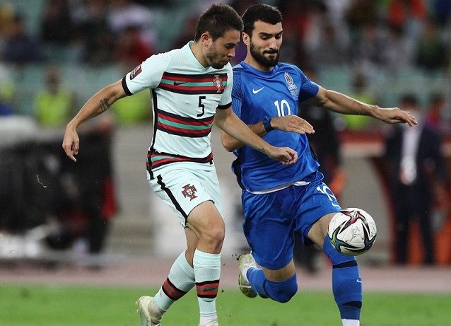 Bek sayap tim nasional Portugal Raphael Guerreiro (kiri) berusaha merebut bola dari penguasaan gelandang serang Azerbaijan Mahir Emreli dalam laga lanjutan Grup A kualifikasi Piala Dunia 2022 zona Eropa di Stadion Olimpiade Baku, Baku, Azerbaijan, Selasa (7/9/2021). (ANTARA/REUTERS/Aziz Karimov)