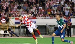 Penyerang tim nasional Kroasia Nikola Vlasic (kiri) mencetak gol ketiga timnya ke gawang Slovenia dalam laga lanjutan Grup H kualifikasi Piala Dunia 2022 zona Eropa di Stadion Poljud, Split, Kroasia, Selasa (7/9/2021) waktu setempat. (ANTARA/REUTERS/Antonio Bronic)