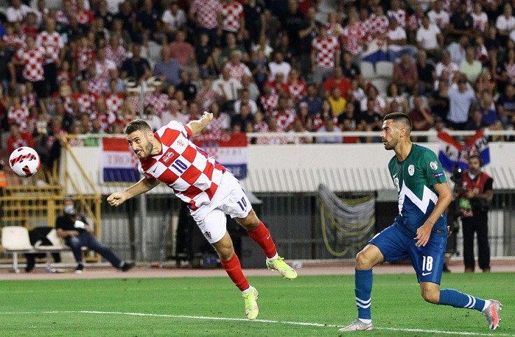 Penyerang tim nasional Kroasia Nikola Vlasic (kiri) mencetak gol ketiga timnya ke gawang Slovenia dalam laga lanjutan Grup H kualifikasi Piala Dunia 2022 zona Eropa di Stadion Poljud, Split, Kroasia, Selasa (7/9/2021) waktu setempat. (ANTARA/REUTERS/Antonio Bronic)