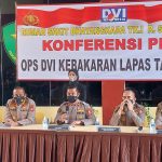 Kepala Biro Penerangan Masyarakat Divisi Humas Polri Brigjen Pol Rusdi Hartono (tengah) dalam konferensi musibah kebakaran Lapas Tangerang di RS Polri Kramat Jati, Jakarta, Rabu (8/9/2021). ANTARA/Yogi Rachman