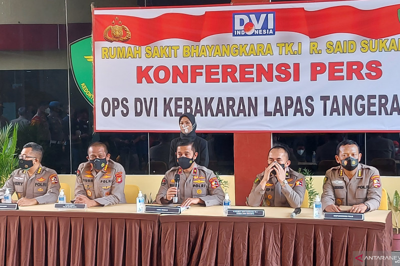 Kepala Biro Penerangan Masyarakat Divisi Humas Polri Brigjen Pol Rusdi Hartono (tengah) dalam konferensi musibah kebakaran Lapas Tangerang di RS Polri Kramat Jati, Jakarta, Rabu (8/9/2021). ANTARA/Yogi Rachman