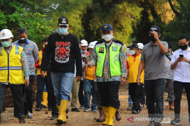 Wakil Wali Kota Bekasi Tri Adhianto Tjahyono meninjau beberapa lokasi rawan guna mengantisipasi musibah banjir saat tiba musim penghujan. (ANTARA/Pradita Kurniawan Syah).