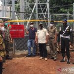 Petugas gabungan Kota Bekasi, Jawa Barat menyegel tower telekomunikasi tidak berizin di Jalan Al Hidayah RT 2/2 Kelurahan Jatibening, Kecamatan Pondokgede, Kamis (23/9/2021). (ANTARA/Pradita Kurniawan Syah).