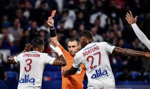 Wasit Bastien Dechepy (tengah) memperlihatkan kartu merah kepada bek sayap Olympique Lyon Emerson Palmieri dalam laga lanjutan Liga Prancis melawan Lorient di Stadion Groupama, Lyon, Prancis, Sabtu (25/9/2021) waktu setempat. (ANTARA/AFP/Jeff Pachoud)