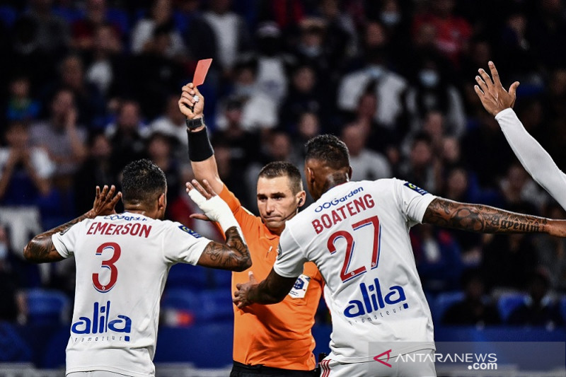 Wasit Bastien Dechepy (tengah) memperlihatkan kartu merah kepada bek sayap Olympique Lyon Emerson Palmieri dalam laga lanjutan Liga Prancis melawan Lorient di Stadion Groupama, Lyon, Prancis, Sabtu (25/9/2021) waktu setempat. (ANTARA/AFP/Jeff Pachoud)