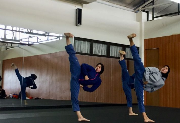 Atlet taekwondo putri Jawa Barat Defia Rosmaniar, Kevita Keliza, dan Rahmania Gunawan berlatih menjelang Pekan Olahraga Nasional (PON) Papua 2021 di Kota Jayapura, Kamis (30/9/2021). (ANTARA/Shofi Ayudiana)