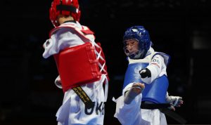 Atlet Afghanistan Zakia Khudadadi (kanan) beraksi dalam debutnya di Paralimpiade Tokyo 2020 pada babak repechage cabang olahraga taekwondo K44-49kg putri di Makuhari Messe, Chiba, Tokyo, Jepang, Kamis (2/9/2021) (ANTARA/Reuters/Thomas Peter)