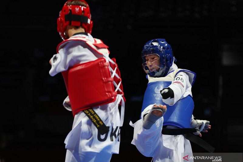 Atlet Afghanistan Zakia Khudadadi (kanan) beraksi dalam debutnya di Paralimpiade Tokyo 2020 pada babak repechage cabang olahraga taekwondo K44-49kg putri di Makuhari Messe, Chiba, Tokyo, Jepang, Kamis (2/9/2021) (ANTARA/Reuters/Thomas Peter)
