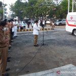 Wali Kota Metro Wahdi Siradjuddin bersama PNS dan tenaga medis melakukan shalat jenazah dr. Soeradi Soedjarwo Sp.S. di RSUD Jenderal Ahmad Yani Metro, Senin (30/8/2021). ANTARA/HO-Kominfo Kota Metro/aa.