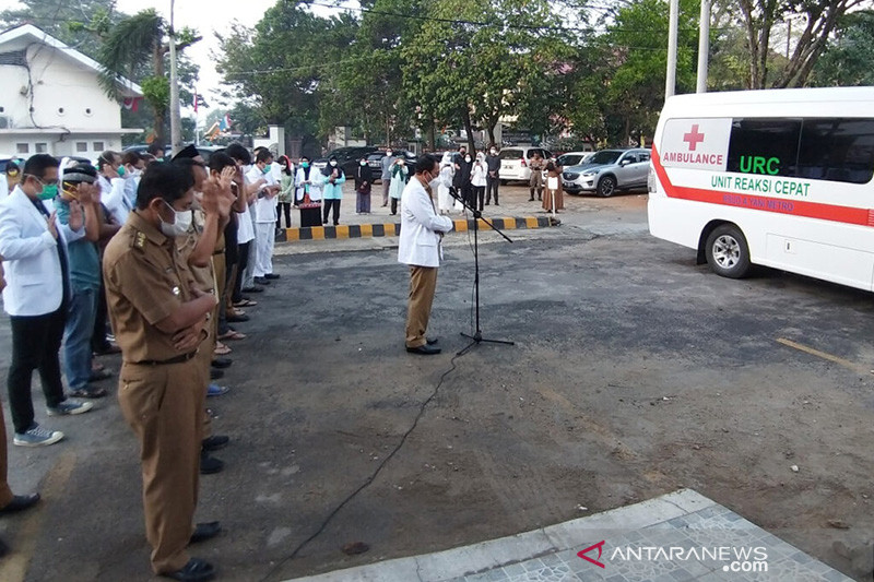 Wali Kota Metro Wahdi Siradjuddin bersama PNS dan tenaga medis melakukan shalat jenazah dr. Soeradi Soedjarwo Sp.S. di RSUD Jenderal Ahmad Yani Metro, Senin (30/8/2021). ANTARA/HO-Kominfo Kota Metro/aa.