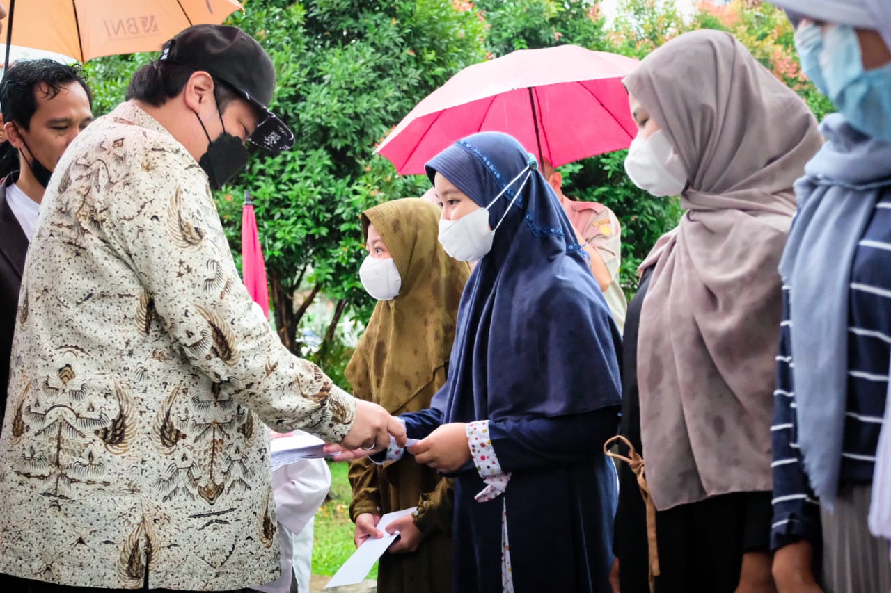 Menteri Koordinator Bidang Perekonomian Airlangga Hartarto memberikan bantuan kepada kalangan Ibu rumah tangga untuk membenatu meringankan dampak dari Pandami Covid-19.