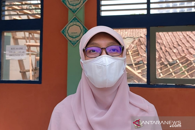 Anggota Komisi IV DPRD Kota Bogor Anna Mariam Fadillah di depan kelas SDN Otista, Kota Bogor, Jumat (17/9/2021) yang ambruk bangunan atapnya. ANTARA/Linna Susanti