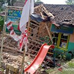 Bangunan Posyandu Bougenvil di Kampung Cipeureudah, Desa Bencoy, Kecamatan Cireunghas, Kabupaten Sukabumi, Jabar yang ambruk pada Selasa (7/9/2021). Akibat kejadian ini 10 wanita terluka tertimpa puing bangunan. ANTARA/Aditya Rohman
