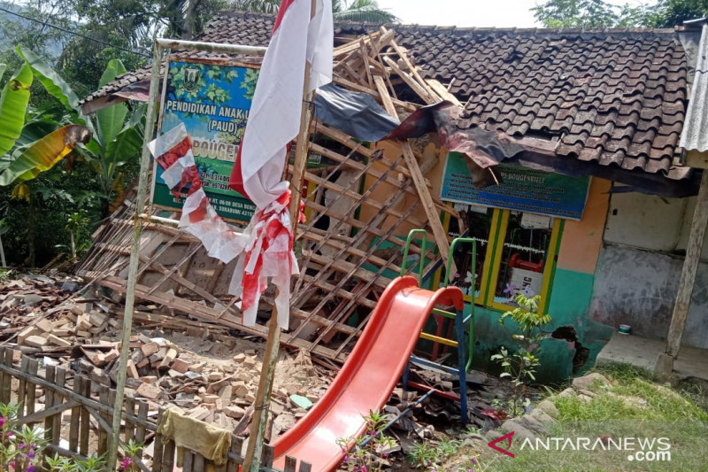 Bangunan Posyandu Bougenvil di Kampung Cipeureudah, Desa Bencoy, Kecamatan Cireunghas, Kabupaten Sukabumi, Jabar yang ambruk pada Selasa (7/9/2021). Akibat kejadian ini 10 wanita terluka tertimpa puing bangunan. ANTARA/Aditya Rohman