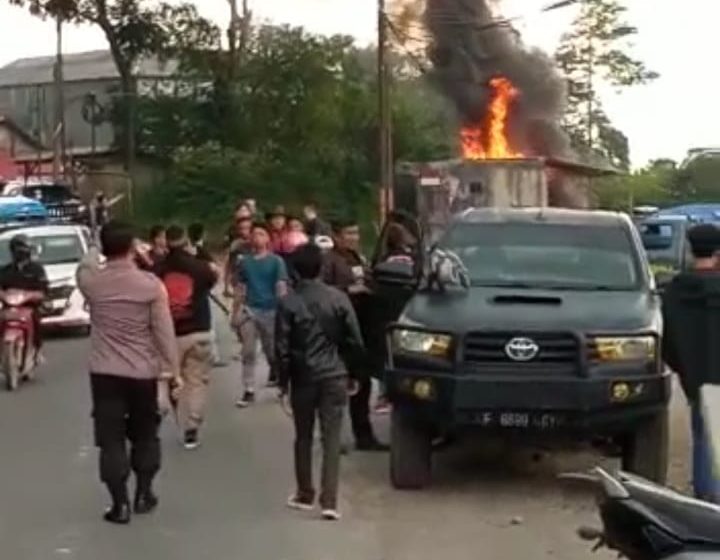 Bentrokan Ormas Pemuda Pancasila dengan BPPKB di perbatasan Cianjur-Sukabumi