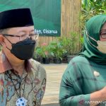 Bupati Bogor Ade Yasin bersama Bupati Cianjur Herman Suherman saat melakukan pertemuan di Puncak Pas, Cisarua, Kabupaten Bogor, Jawa Barat, Sabtu (18/9/2021). (ANTARA/M Fikri Setiawan)