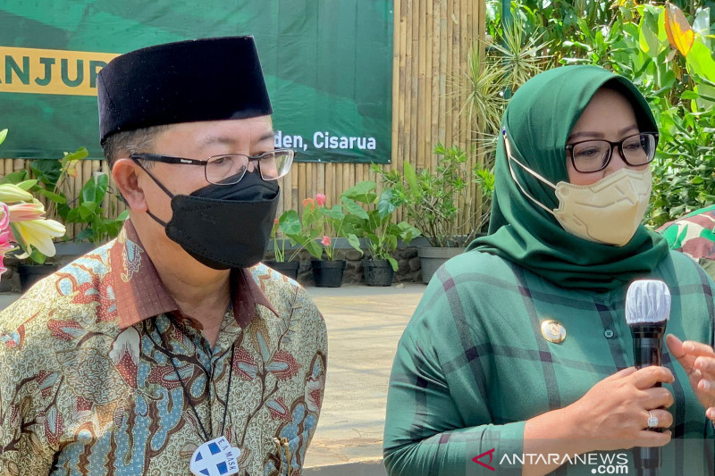 Bupati Bogor Ade Yasin bersama Bupati Cianjur Herman Suherman saat melakukan pertemuan di Puncak Pas, Cisarua, Kabupaten Bogor, Jawa Barat, Sabtu (18/9/2021). (ANTARA/M Fikri Setiawan)