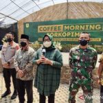 Bupati Cianjur, Jawa Barat, Herman Suherman bersama Bupati Bogor, Ade Yasin. ANTARA POTO. (ANTARA/Ahmad Fikri)