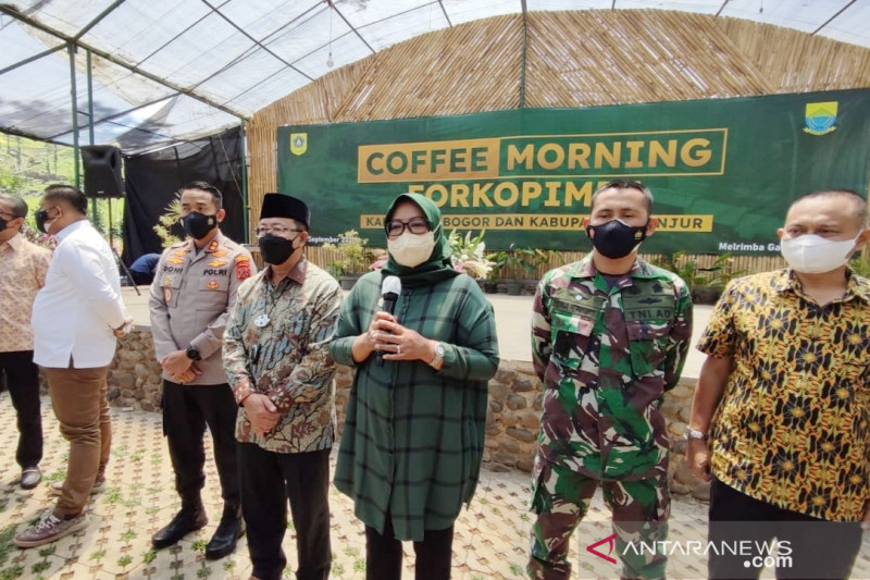 Bupati Cianjur, Jawa Barat, Herman Suherman bersama Bupati Bogor, Ade Yasin. ANTARA POTO. (ANTARA/Ahmad Fikri)