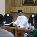 Bupati Cirebon Imron saat memimpin rapat evaluasi PPKM di Cirebon, Jawa Barat, Jumat (3/9/2021). (FOTO ANTARA/HO-Humas Pemkab Cirebon)
