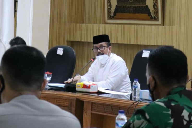 Bupati Cirebon Imron saat memimpin rapat evaluasi PPKM di Cirebon, Jawa Barat, Jumat (3/9/2021). (FOTO ANTARA/HO-Humas Pemkab Cirebon)